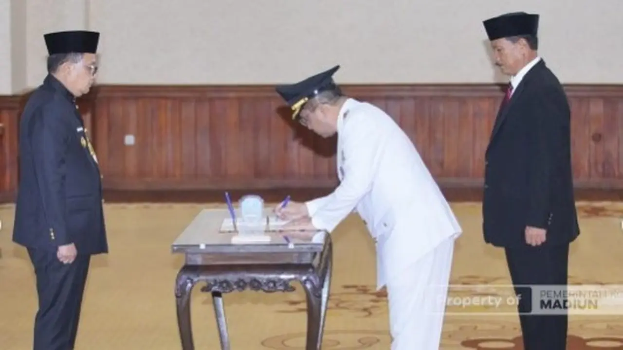 Penjabat (Pj) Gubernur Jatim Adhy Karyono melantik Eddy Supriyanto sebagai penjabat ( Pj) Wali Kota Madiun menggantikan Maidi yang habis masa jabatannya. (Istimewa)
