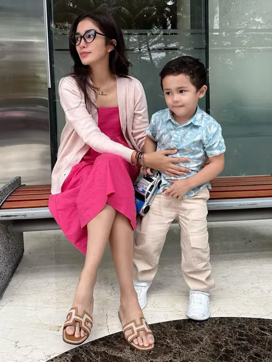 Banyak yang bilang Sakalingga sangat mirip dengan Andhika kecil. Wajahnya pun memiliki perpaduan Indonesia dan Belanda dari gen sang ayah. [Instagram @ussypratama]