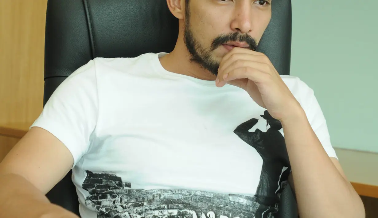 Menurut Abimana Arisatya melakukan riset adalah yang terpenting untuk peran dalam film. Mengubah penampilan adalah cara tercepat untuk mendukung riset. Foto: Akrom