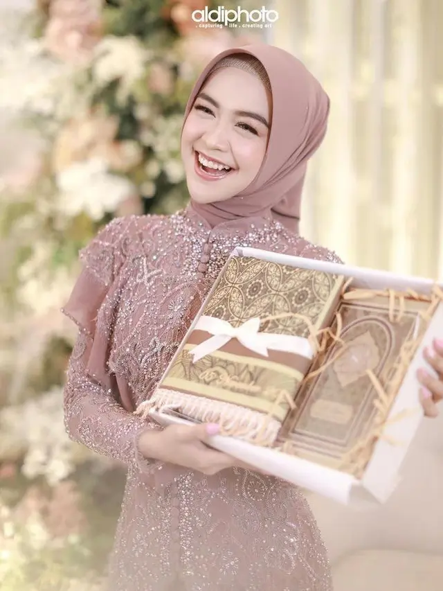 12 Detail Penampilan Ria Ricis di Momen Siraman, Anggun Berkebaya