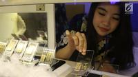 Petugas menunjukan dummy emas batangan saat pameran di Jakarta, Jumat (23/8/2019). Pada hari sebelumnya, harga emas mencapai Rp 755 ribu per gram. (Liputan6.com/Angga Yuniar)