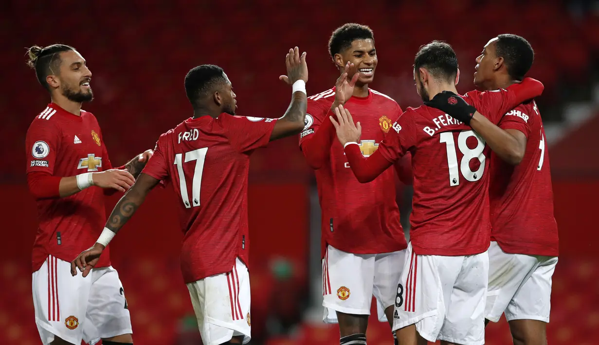 MANCHESTER UNITED BELUM KALAH DI LIMA LAGA: Pemain Machester United merayakan gol yang dicetak Bruno Fernandes ke gawang Leeds United (20/12/2020). Manchester United terus tampil impresif dan belum kalah di lima laga terakhirnya. (AFP/Clive Brunskill/pool)