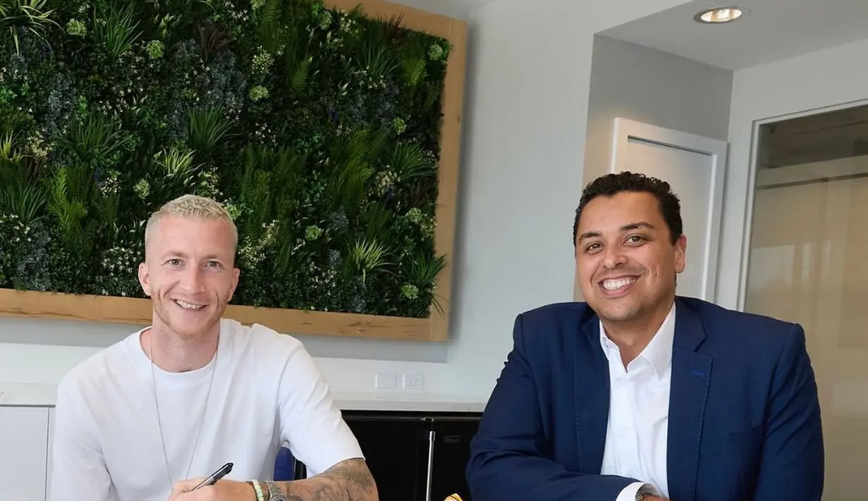 <p>Reus meninggalkan Dortmund di akhir musim 2023/2024 lalu. Kontraknya berakhir setelah 12 musim bermain di sana. Jadi pahlawan Dortmund dan pemain yang paling setia. (FOTO: instagram.com/lagalaxy/)</p>