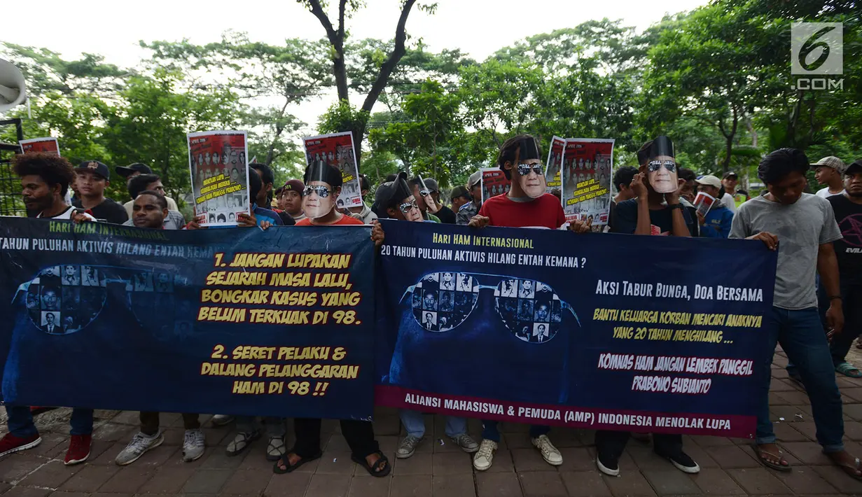 Massa menggelar aksi tabur bunga dan doa bersama di depan kantor Komnas HAM, Jakarta, Rabu (12/12). Dalam aksinya, mereka meminta Komnas HAM memanggil Prabowo Subianto terkait pelanggaran HAM  atas penculikan aktivis pada 1998. (Merdeka.com/Imam Buhori)