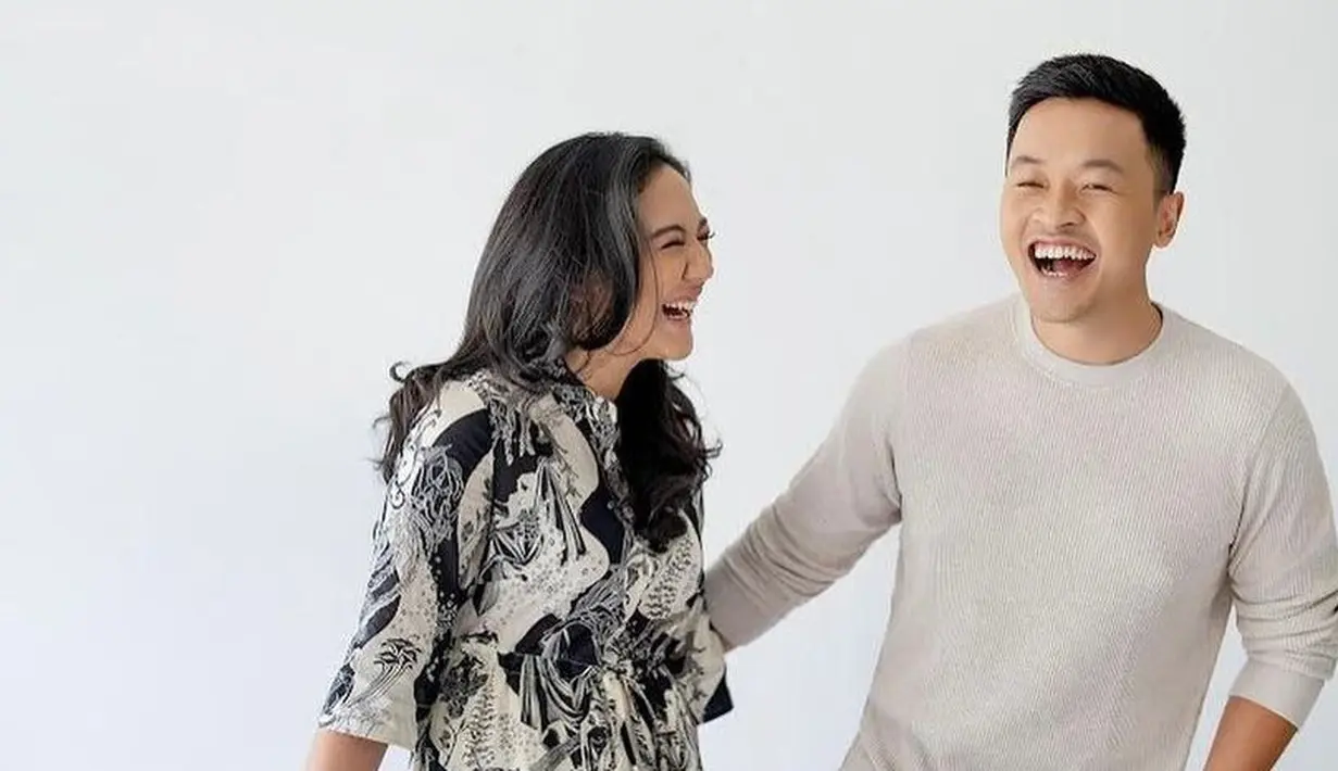 <p>Kalau enggak mau terlalu formal, pose berdiri sambil tertawa ini bisa ditiru. (Instagram/putritanjung).</p>