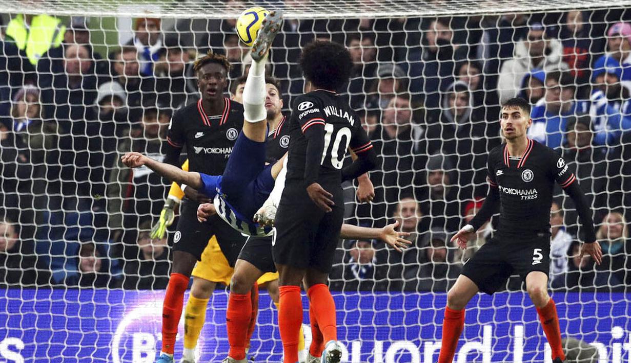 Pemain Brighton and Hove Albion, Alireza Jahanbakhsh, mencetak gol ke gawang Chelsea pada laga Premier League di Stadion AMEX, Rabu (1/1/2020). Kedua tim bermain imbang 1-1. (AP/(Gareth Fuller)