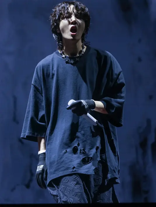 J-Hope saat mengajak penonton bernyanyi pada hari ke-4 Lollapalooza di Grant Park di Chicago, Illinois ( 31/7/2022). Di atas panggung J-hope menyanyikan lagu diantara lain, Pandora's Box
Baseline dan Cypher Pt1. (Michael Hickey/Getty Images/AFP)