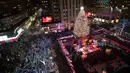 Pohon Natal Rockefeller Center dinyalakan saat upacara tahunan ke-86 di New York, Amerika Serikat, Rabu (28/11). Pohon dihiasi lampu LED warna-warni sepanjang 8 kilometer. (AP Photo/Mary Altaffer)