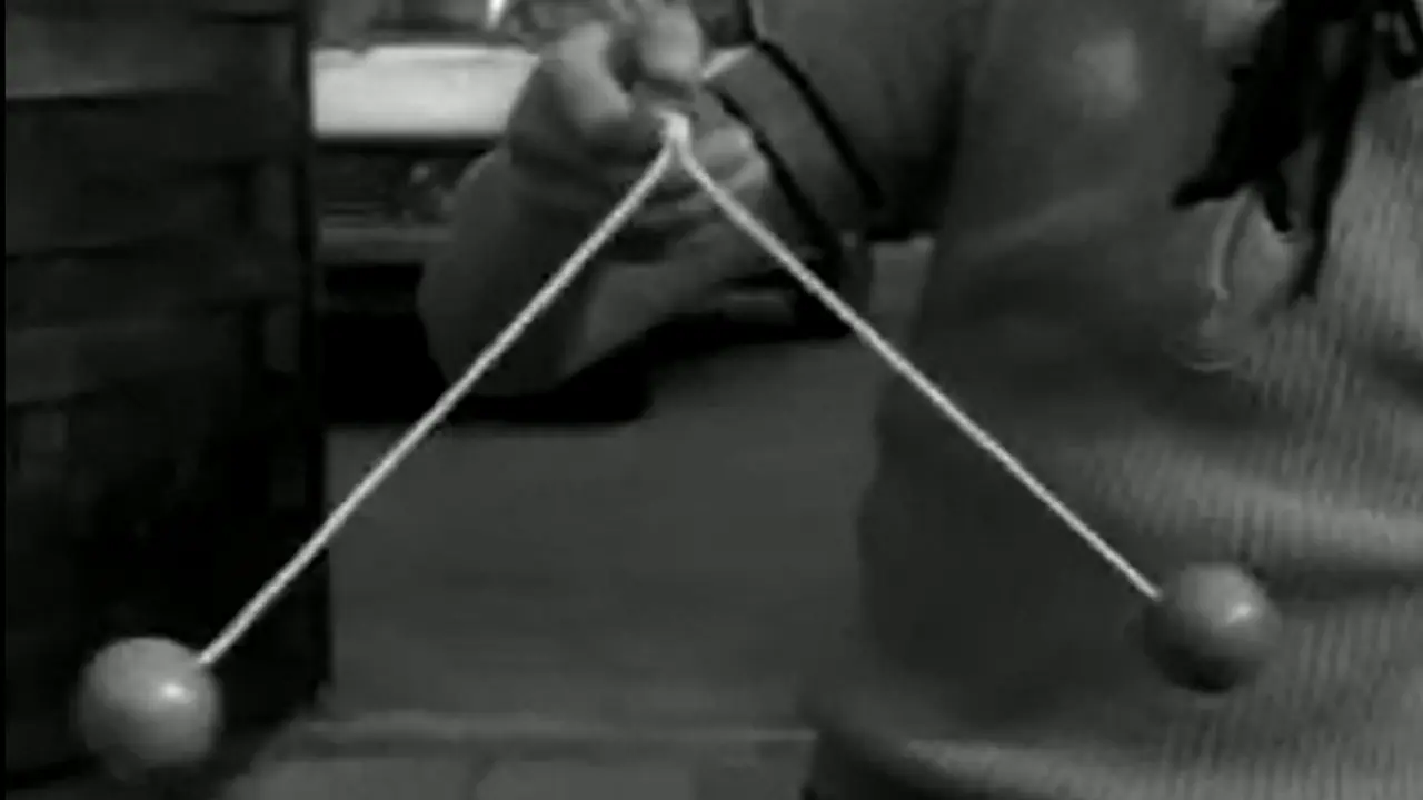 Bukti bahwa lato-lato punya sejarah yang panjang pernah didokumentasikan dalam sebuah video dokumenter tahun 1971 dengan latar suara berbahasa Belanda (Nederlands Instituut voor Beeld en Geluid-Wikipedia Creative Commons)