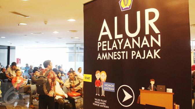Pemohon pajak mengantri untuk mengikuti program Tex amnesty di kantor Ditjen Pajak, Jakarta, Jumat (31/3). Hari ini merupakan hari terakhir program pengampunan pajak atau tax amnesty dan akan di tutup pada pukul 00:00. (Liputan6.com/Angga Yuniar)