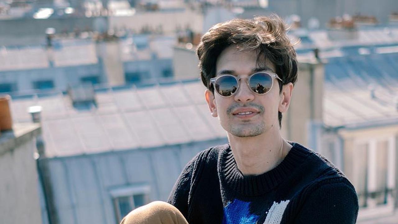 FOTO: Gaya Dimas Beck saat Pakai Kacamata, Tampil Menawan