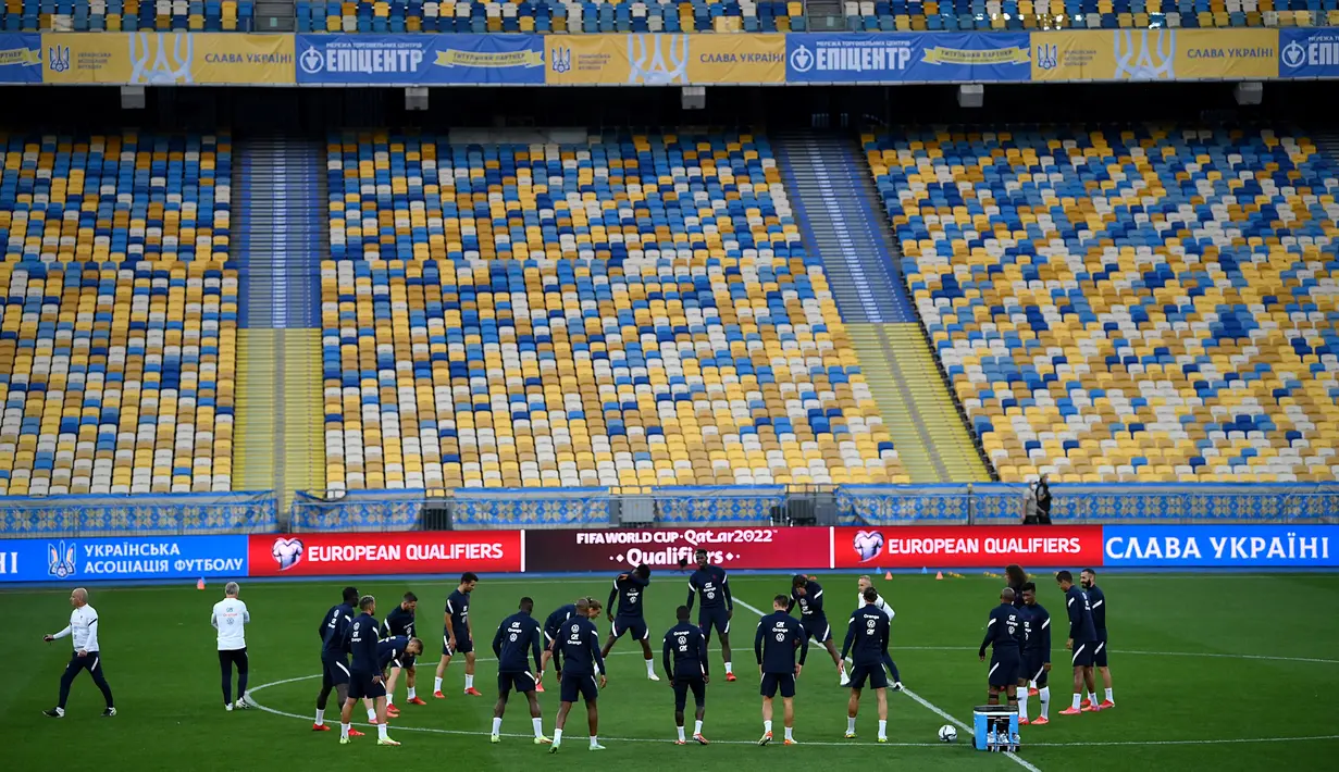 Para pemain Timnas Prancis menghadiri sesi latihan di stadion Olimpiade di Kiev, Jumat (3/9/2021). Timnas Prancis akan menghadapi Ukraina di Grup D Kualifikasi Piala Dunia 2022 zona Eropa pada Minggu dinihari, 5 September 2021. (FRANCK FIFE/AFP)