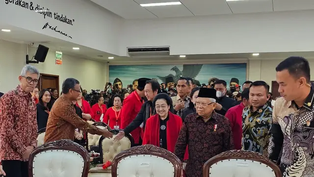 Turut hadir dalam acara HUT ke-51 PDIP yaitu Ketua Umum PDI Perjuangan (PDIP) Megawati Soekarnoputri, Wakil Presiden (Wapres) Ma'ruf Amin, dan Ketua DPP PDIP Prananda Prabowo di Sekolah Partai PDIP, Lenteng Agung, Jakarta Selatan, Rabu (10/1/2024).
