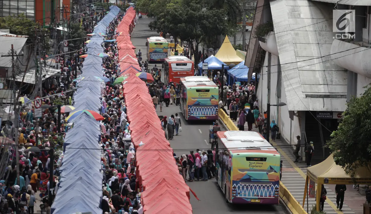 Bus Transjakarta Tanah Abang Explorer kembali beroperasi di Tanah Abang, Jakarta, Sabtu (3/2). Kembali aktifnya bus ini merupakan jawaban atas kesepakatan antara Pemprov DKI dan perwakilan sopir angkot trayek Tanah Abang. (Liputan6.com/Arya Manggala)