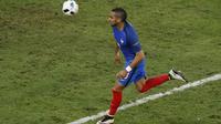 Aksi bintang Prancis, Dimitri Payet di lapangan Stade Velodrome, Marseille, Kamis (15/6/2016). Pelatih Les Bleus, Didier Deschamps mengkritik kondisi lapangan milik klub Olympique Lyonnais tersebut.  (Reuters/Jean Paul-Pelissier)