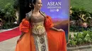Pesonanya begitu elegan dalam balutan wastra yang megah.   [Foto: Instagram/ Yura Yunita]