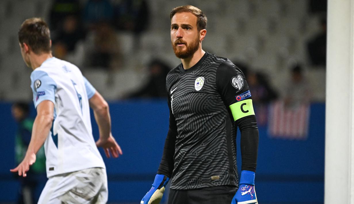 Jan Oblak menjadi salah satu kunci keberhasilan Atletico Madrid menyabet juara Liga Spanyol musim 2020/2021. Sayangnya, ia gagal tembus ke Piala Dunia 2022 setelah Slovenia tersisih di Grup H babak kualifikasi dengan finis keempat. Sang pemain memang belum pernah sekalipun mencicipi kancah Piala Dunia. (AFP/Jure Makovec)