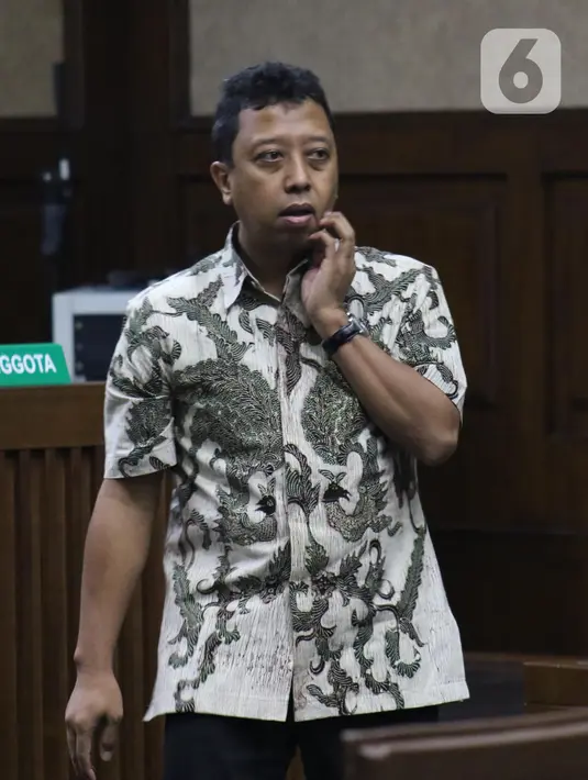 Terdakwa suap jual-beli jabatan di lingkungan Kemenag, M Romahurmuziy saat jeda sidang lanjutan di Pengadilan Tipikor Jakarta, Rabu (11/12/2019). Sidang mendengar keterangan empat saksi, salah satunya Gubernur Jawa Timur, Khofifah Indar Parawansa. (Liputan6.com/Helmi Fithriansyah)