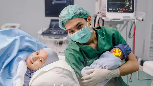 Rilis Lagu Untuk Anak, Ini 6 Momen Hangat Rey Mbayang saat Peluk Buah Hatinya