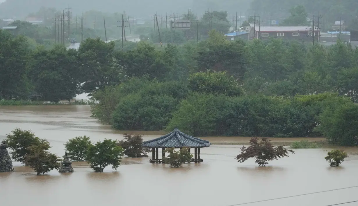 Di daerah Paju, provinsi Gyeonggi, Korea Selatan curah hujan dari Selasa hingga Kamis pagi ini mencapai 593,5mm. (AP Photo/Lee Jin-man)