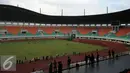 Warga melihat pemain timnas Indonesia berlatih jelang latihan seleksi di Stadion Pakansari, Bogor, Selasa (9/8). Stadion ini menggunakan rumput jenis bermuda untuk area lapangan hijau berkapasitas 31.000 kursi penonton. (Liputan6.com/Helmi Fithriansyah)