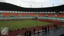 Warga melihat pemain timnas Indonesia berlatih jelang latihan seleksi di Stadion Pakansari, Bogor, Selasa (9/8). Stadion ini menggunakan rumput jenis bermuda untuk area lapangan hijau berkapasitas 31.000 kursi penonton. (Liputan6.com/Helmi Fithriansyah)
