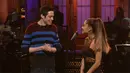 "Mereka menikmati kebersamaan," ujar sumber mengenai hubungan Ariana Grande dan Pete Davidson. (Entertainment Tonight)