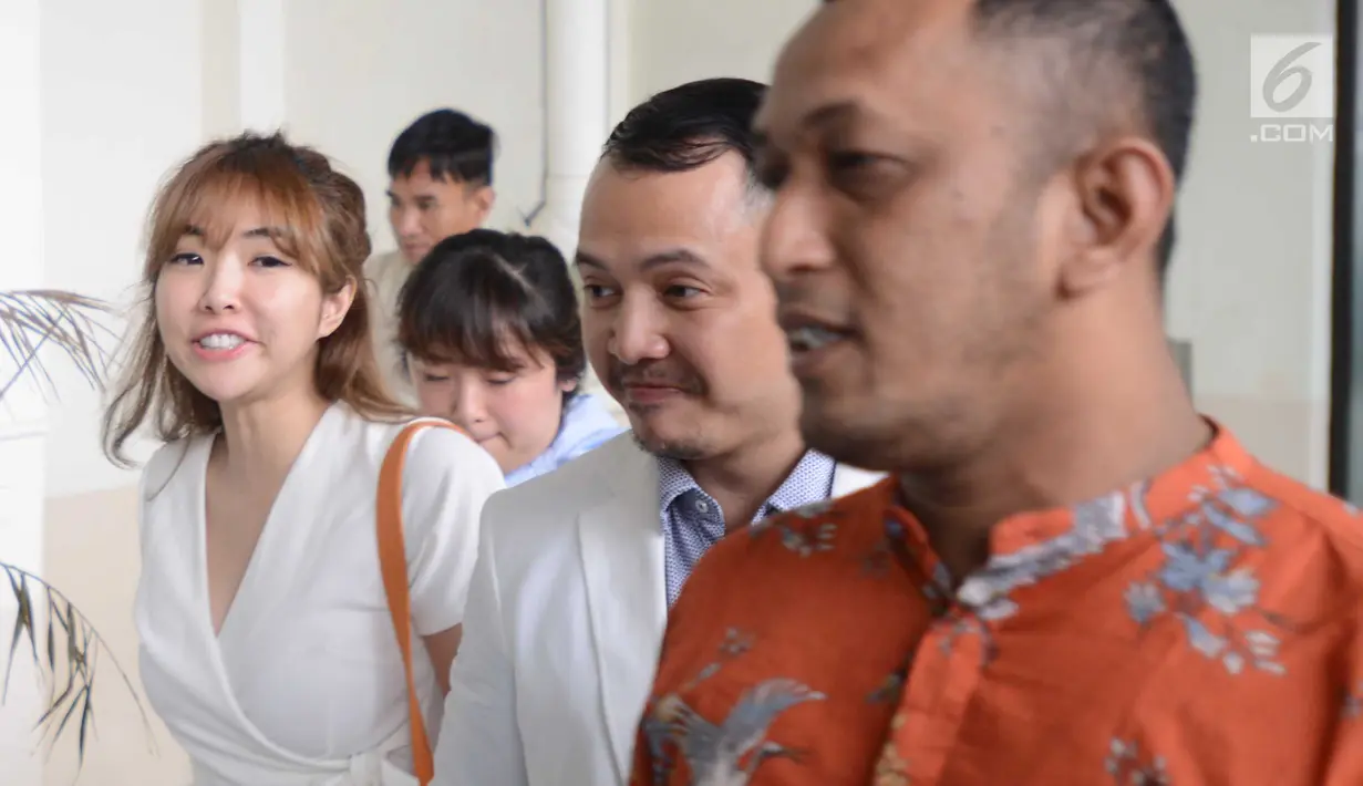 Gisella Anastasia (kiri) saat menghadiri sidang cerai dengan Gading Marten di Pengadilan Negeri Jakarta Selatan, Rabu (23/1). Selama lima tahun menikah, rumah tangga Gisella dan Gading terbilang jauh dari gosip miring. (Kapanlagi.com/Bayu Herdianto)
