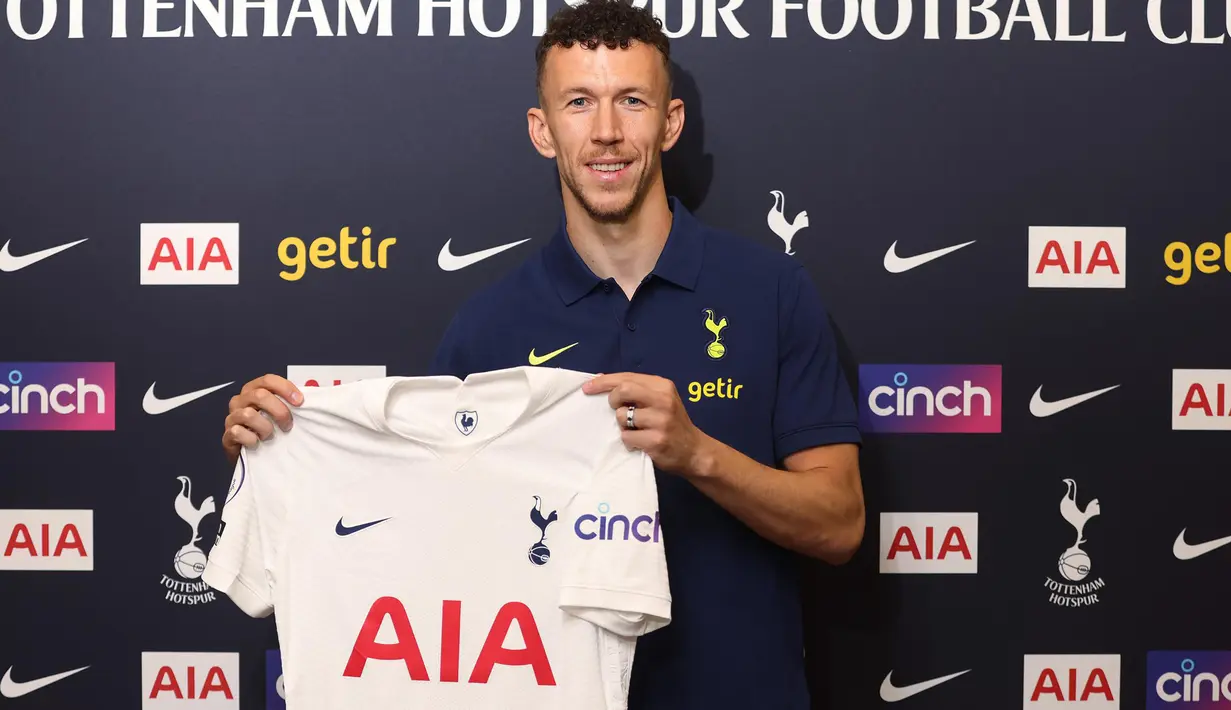 Antonio Conte. Pelatih Italia berusia 53 tahun yang baru semusim membesut Tottenham Hotspur ini baru saja mendatangkan mantan anak asuhnya di Inter Milan, Ivan Perisic di bursa transfer musim panas 2022/2023. Keduanya pernah bekerjasama di Inter milan selama 1 musim pada 2020/2021. Antonio Conte sendiri membesut Inter Milan selama dua musim mulai 2019/2020 hingga 2020/2021. Pada 2019/2020 Inter milan meminjamkan Ivan perisic ke Bayern Munchen. (twitter.com/SpursOfficial)