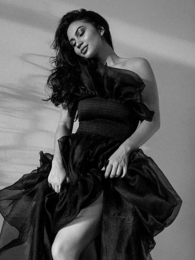 6 Pemotretan Terbaru Ariel Tatum Pakai Busana Hitam, Gayanya Jadi Sorotan