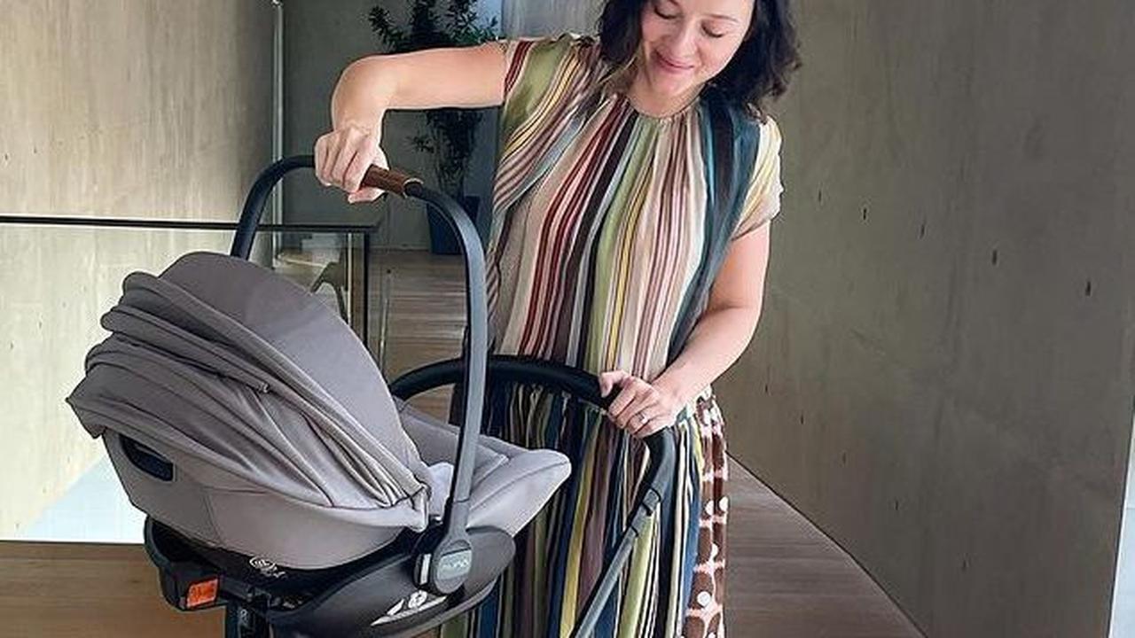 Ia dan sang suami telah dikaruniai anak pertama pada Juli ini. Meski sudah menjadi ibu satu anak, parasnya masih terlihat awet muda. Tak sedikit pula warganet yang memuji kecantikannya.
