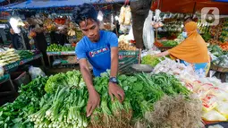 Pedagang menata sayuran dagangannya di Pasar Lembang, Tangerang, Banten, Selasa (4/5/2021). Masyarakat tidak perlu khawatir soal ketersediaan pasokan pangan cukup sepanjang bulan suci Ramadhan dan Idul Fitri. (Liputan6.com/Angga Yuniar)
