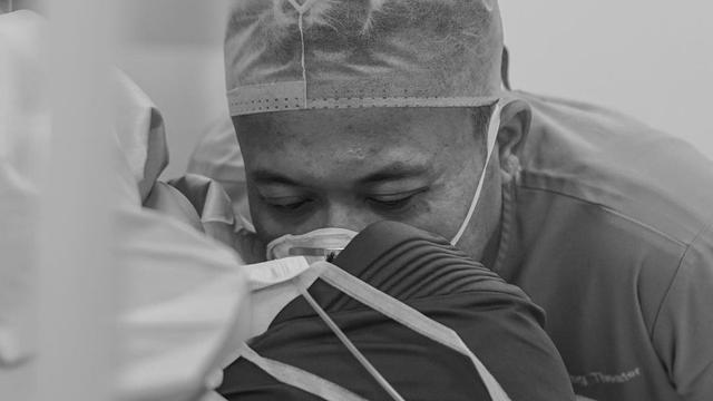 Potret persalinan anak pertama Sule dan Nathalie Holscher (https://www.instagram.com/p/CXXLKNSvj16/)