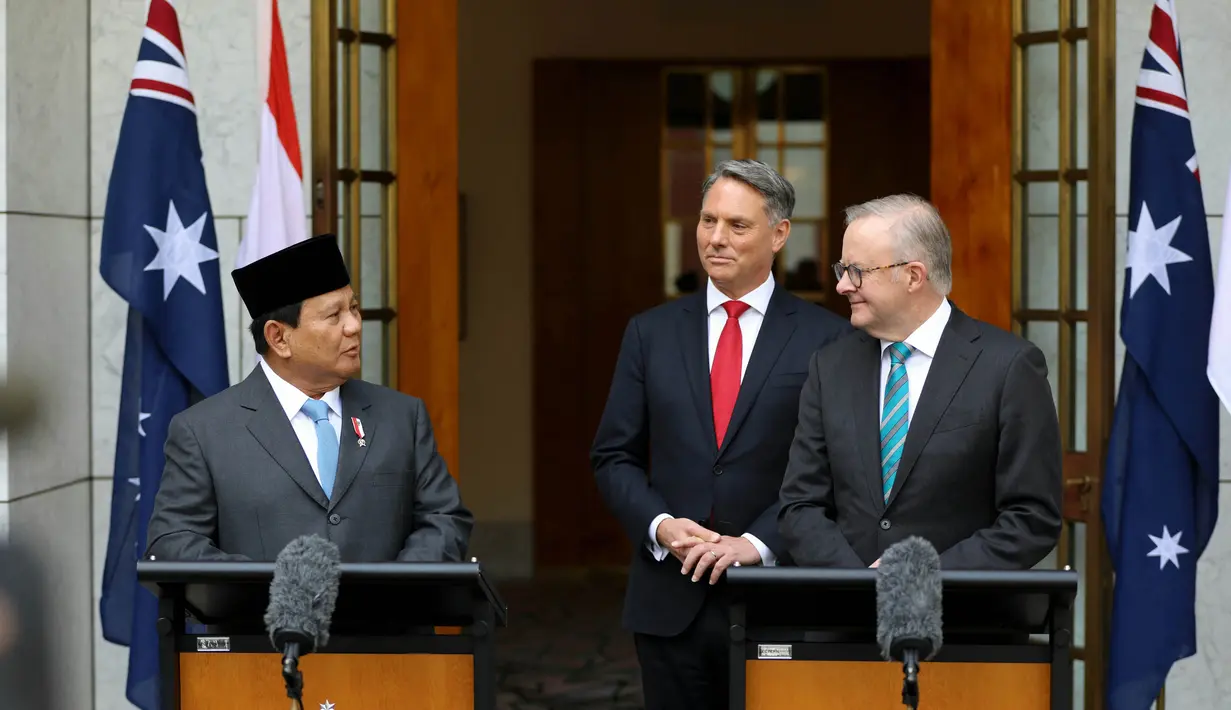 Foto selebaran yang diambil dan dirilis pada 20 Agustus 2024 oleh Tim Media Prabowo ini menunjukkan Menteri Pertahanan Indonesia yang juga Presiden terpilih pada Pemilu 2024, Prabowo Subianto (kiri) dan Perdana Menteri Australia Anthony Albanese (kanan) memberikan keterangan bersama setelah pertemuan bilateral di Canberra. (Handout/Tim Media Prabowo/AFP)