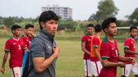 Pelatih Indonesia U-19, Eduard Tjong, usai mendampingi anak asuhnya bertanding melawan PPLM pada laga ujicoba di Lapangan NYTC Sawangan, Depok, Jawa Barat, Jumat (5/8/2016). Indonesia U-19 menang 3-0 atas PPLM. (Bola.com/Vitalis Yogi Trisna)
