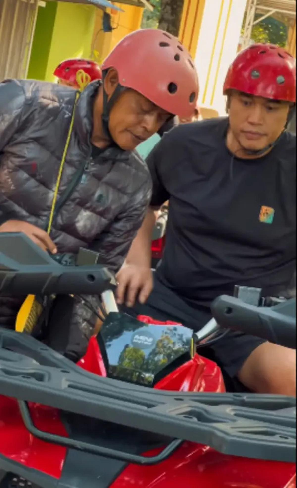 Gaya Santai Ardi Bakrie Suami Nia Ramadhani Liburan di Yogya, Serba Pakai Kaus Polos