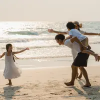 Sahabat Fimela, ternyata liburan bersama keluarga bukan cuma seru-seruan saja, lho, tapi juga penuh manfaat tersembunyi yang jarang disadari. Dari mempererat hubungan hingga membuat anak lebih mandiri, yuk, kita cari tahu kenapa momen ini begitu berharga! (Foto dok: Freepik/tirachardz ).