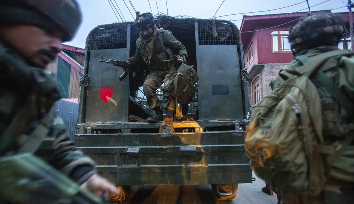 Tentara India tiba dalam operasi kontra-pemberontakan di pinggiran Srinagar, Kashmir, India, 3 Januari 2022. Menurut polisi, seorang pemberontak utama dan rekannya tewas dalam operasi tersebut. (AP Photo/Mukhtar Khan)