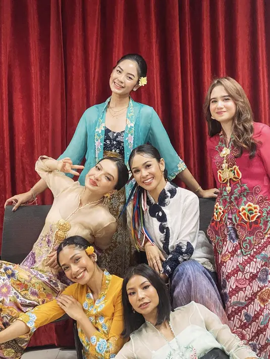 Eksplorasi gaya kebaya encim juga bisa mengoptimalkan warna-warna yang hadir dilengkapi keseruan bordir penuh warna. [Foto: Instagram/ Andien]