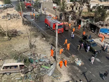 Petugas membersihkan lokasi ledakan di Kabul, Afghanistan, Rabu (9/9/2020). Ledakan itu menargetkan konvoi Wakil Presiden Afghanistan Amrullah Saleh. (AP Photo/Rahmat Gul)