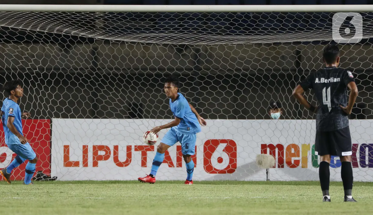 Pemain Persela Lamongan, Akbar (tengah) berhasil menjebol gawang Madura United dalam pertandingan babak penyisihan Grup C Piala Menpora 2021 di Stadion Si Jalak Harupat, Bandung, Kamis (1/4/2021). Pertandingan berakhir dengan skor 1-1. (Bola.com/Ikhwan Yanuar)
