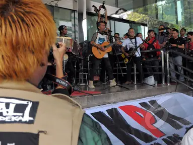 Grup musik dengan genre punk "Marjinal" gelar konser di Gedung Komisi Pemberantasan Korupsi (KPK), Kuningan, Jakarta, Jum'at (20/2/2015).(Liputan6.com/Andrian M Tunay)