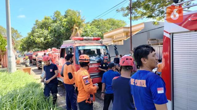 Pemadam kebakaran usai memadamkan api di etensi Imigrasi Kantor Imigrasi Kelas II TPI Parepare (Fauzan/Liputan6.com)