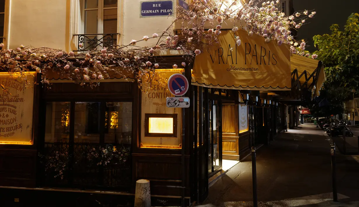 Restoran yang tutup di Montmartre di distrik 18 Paris, selama penerapan jam malam, Jumat (23/10/2020). Prancis memperpanjang jam malam untuk sembilan kota yang menjadikan sebanyak 46 juta orang harus berada di rumah mulai pukul 21.00-06.00 guna mencegah meluasnya virus corona. (Valery HACHE/AFP)