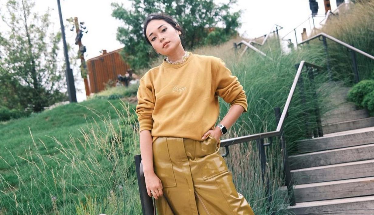 Selama di New York, Ayla Dimitri pun membagikan gaya berpakaiannya di Instagram. Di setiap postingannya, wanita berusia 34 tahun ini pun nampak stylish. (Liputan6.com/IG/ayladimitri)
