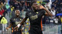 Pemain Venezia, Fali Cande melakukan selebrasi setelah mencetak gol kedua timnya ke gawang Fiorentina dalam laga lanjutan Liga Italia 2024/2025 di Stadio Pier Luigi Penzo, Venezia, Italia, Senin (12/05/2025) waktu setempat. (AP Photo/LaPresse/Paola Garbuio)