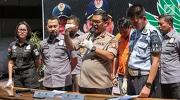 Kabid Humas Polda Metro Jaya Kombes Argo Yuwono  memberi keterangan saat rilis tersangka E pemasok narkoba komedian Nunung di Polda Metro Jaya, Jakarta, Kamis (25/7/2019). Tersangka E sebelumnya sempat buron setelah penangkapan Nunung, suaminya JJ, dan pengedar HM. (Liputan6.com/Faizal Fanani)