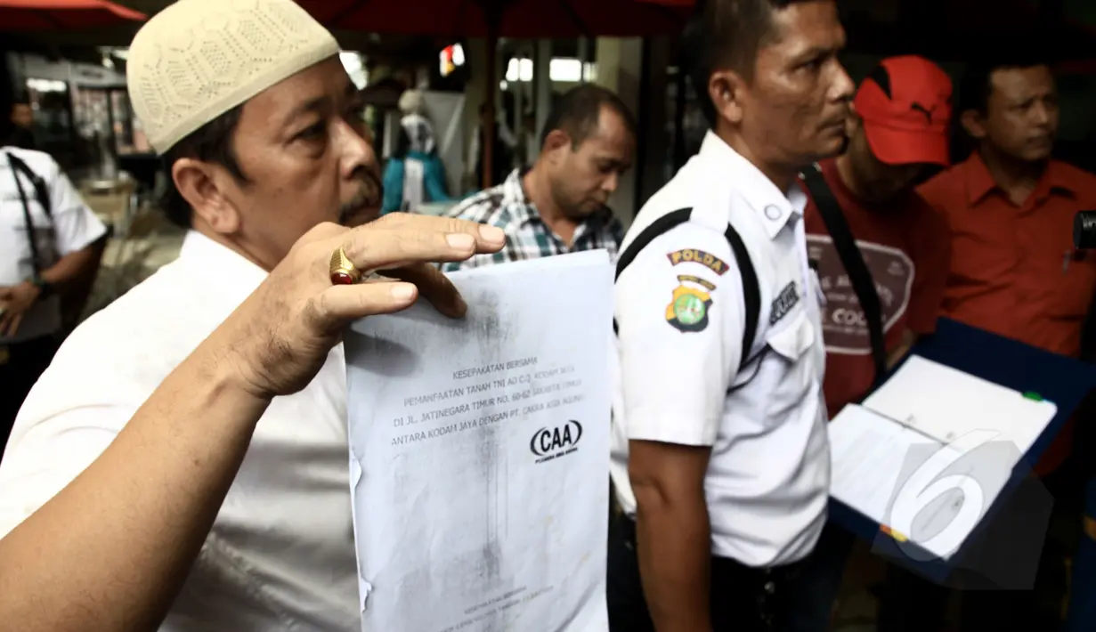 PT Cakra Asia Agung memperlihatkan dokumen pemanfaatan tanah gedung Mall Jatinegara Xtaiment, Jakarta, Senin (13/4/2015). (Liputan6.com/Johan Tallo)
