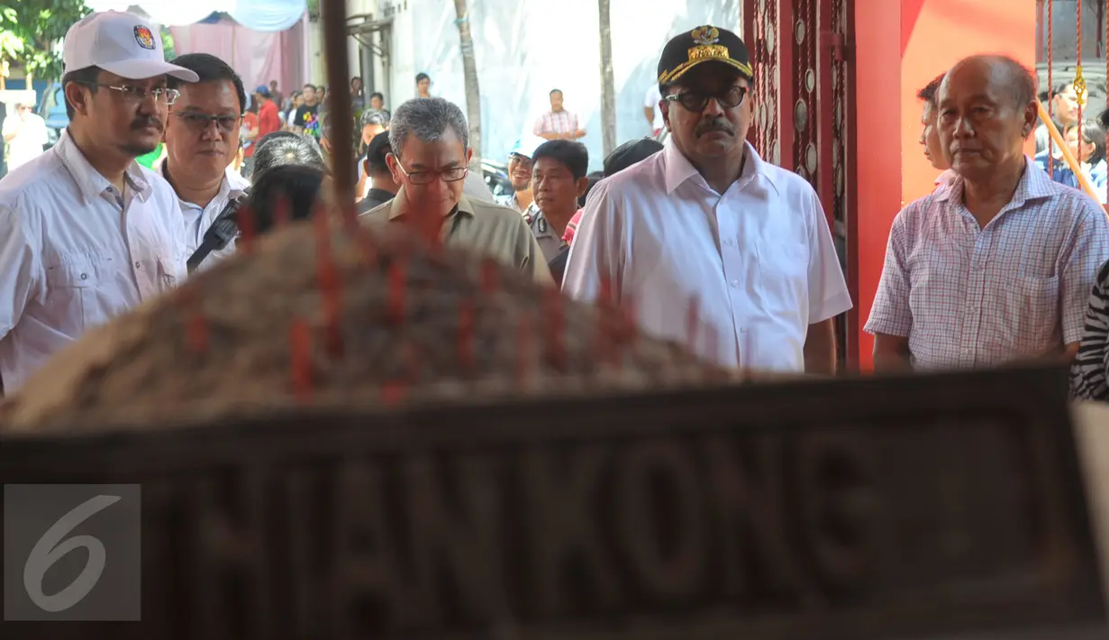 Gubernur Banten Rano Karno didampingi aparat terkait meninjau TPS 12, Kelurahan Cilenggang, Tangerang Selatan, Rabu (9/12). Aksi Barongsai ikut menyemarakan pemungutan suara dalam Pilkada Serentak di TPS tersebut. (Liputan6.com/Faisal R Syam)