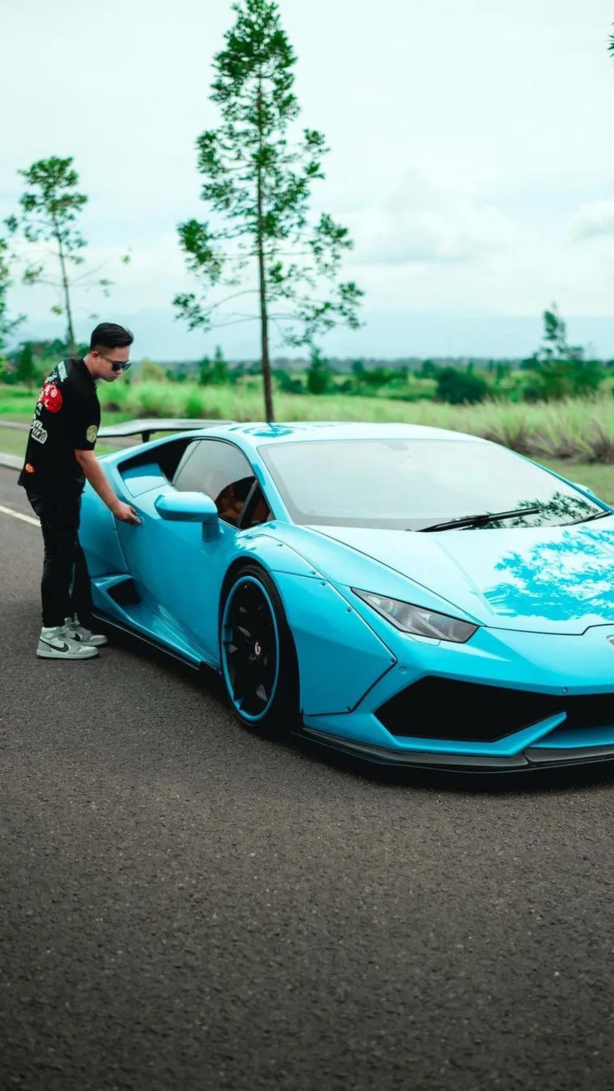 Doni Salmanan mulai dikenal ketika 'nyawer' Rp 1 miliar saat Reza Arap streaming. Rumah mewah, mobil dan motor sport selalu ditampilkan Doni dalam media sosialnya. Flexing Doni mengakibatkan 142 korban yang tertarik investasi bodongnya mengalami kerugian 